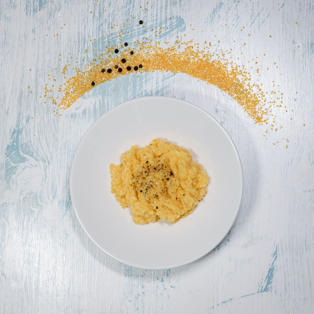 Polenta-Bramata auf Teller angerichtet