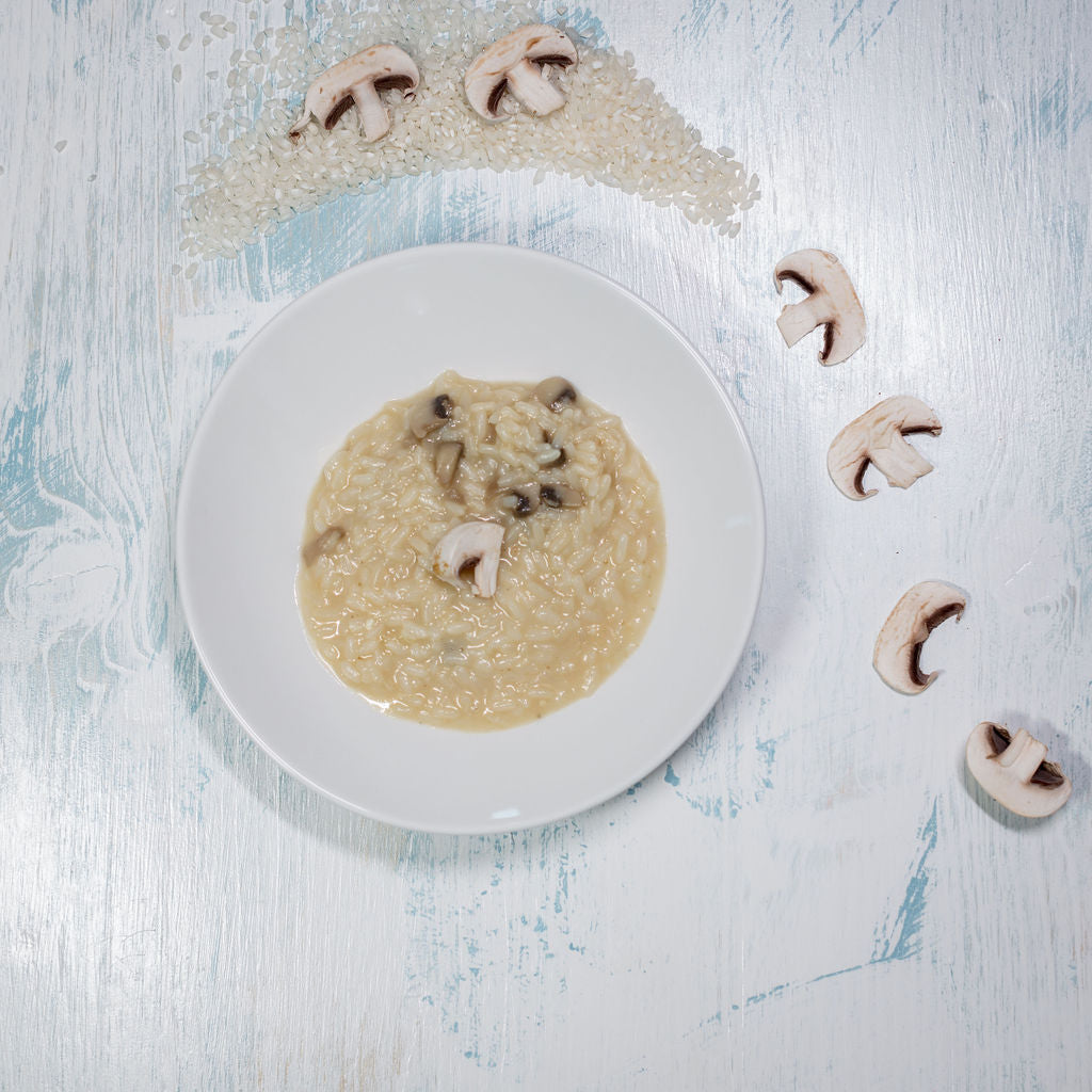 Risotto mit Champignons im Teller angerichtet