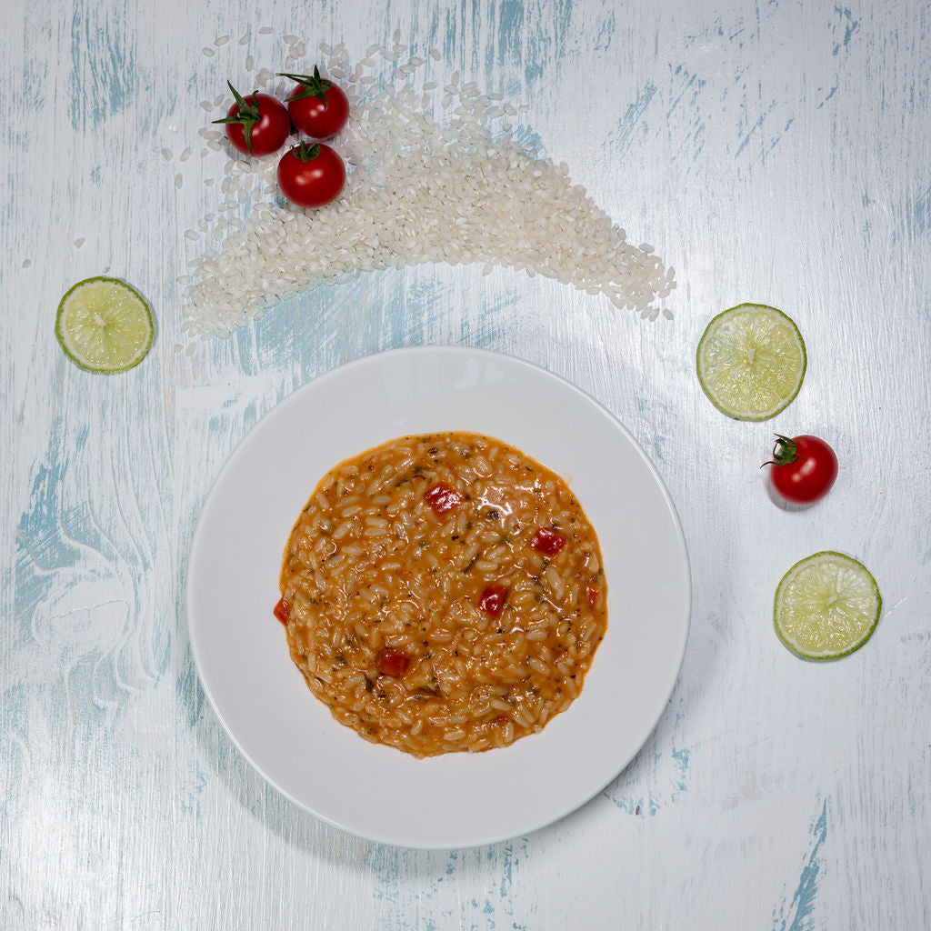 Tomaten-Risotto mit Zitronen-Basilikum Salsa angerichtet in einem Teller
