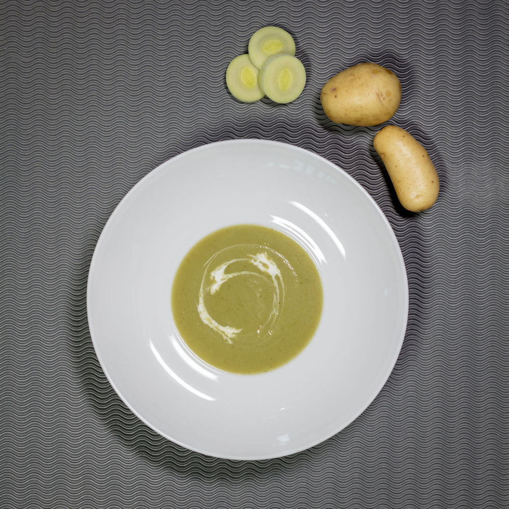 Lauch-Kartoffelsuppe angerichtet in einem Suppenteller