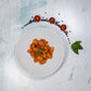 Gnocchi mit cremiger Tomatensauce angerichtet mit Tomaten