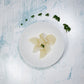 Kohlrabi mit Butter auf einem weissen Teller 