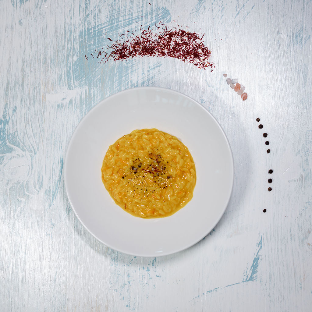 Risotto mit Safran im Teller angerichtet