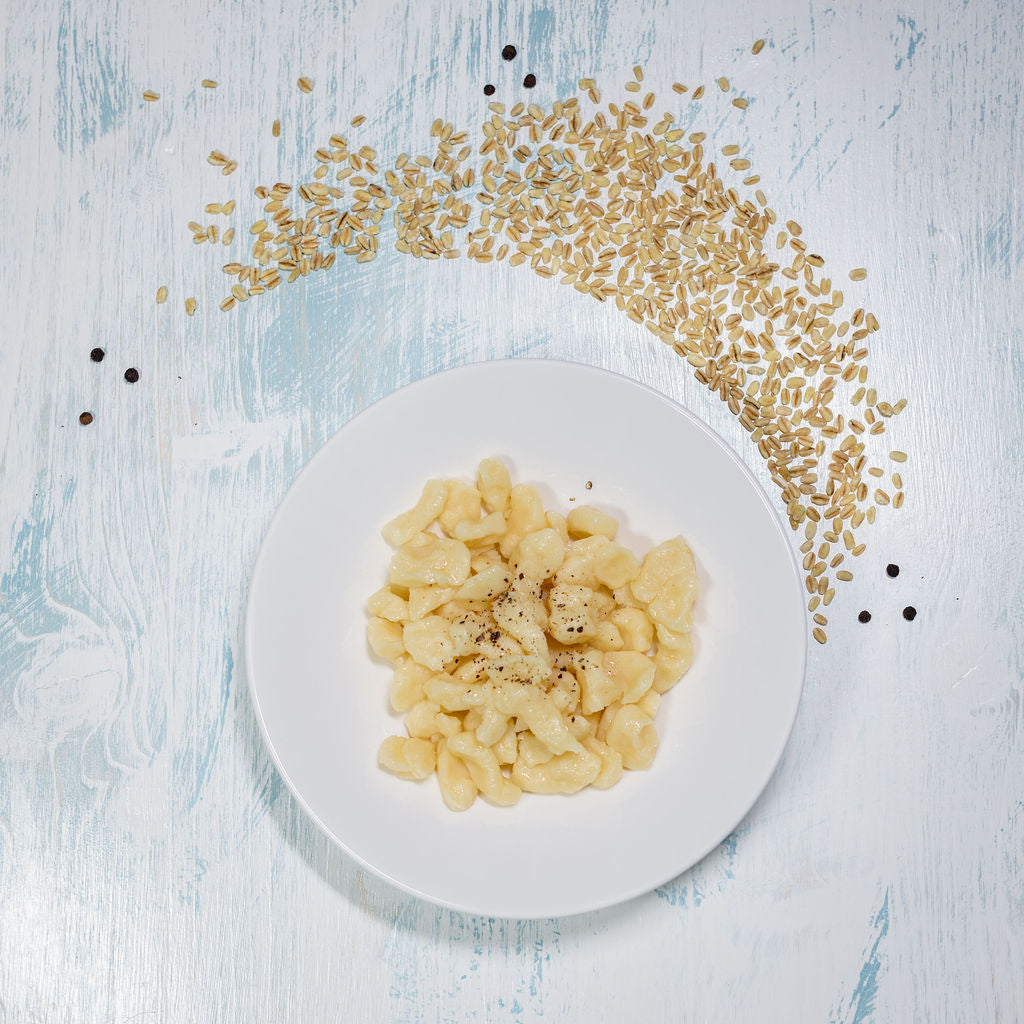 Gnocchi mit Butter angerichtet auf einem weissen Teller