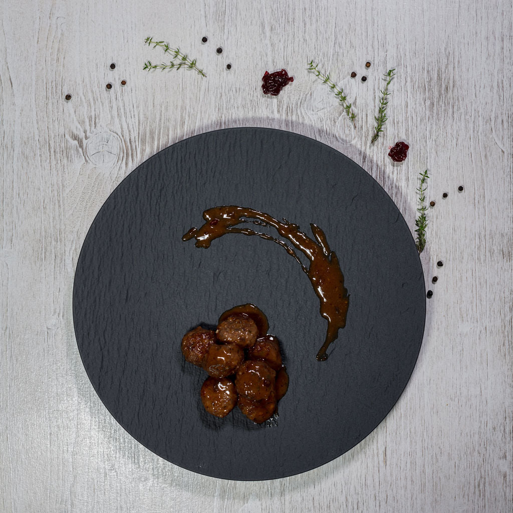 Köttbullar angerichtet auf einem Schieferteller