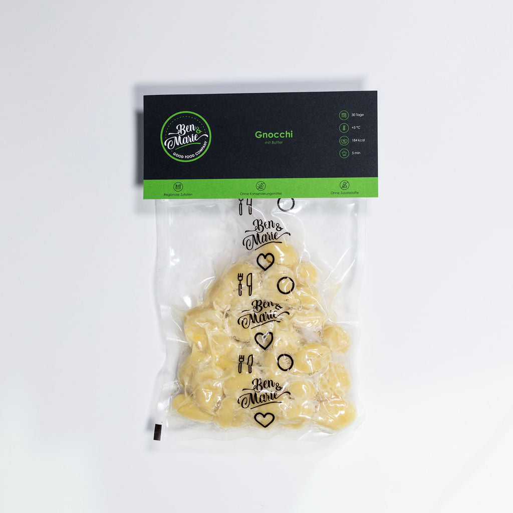 Gnocchi mit Butter im Plastikbeutel