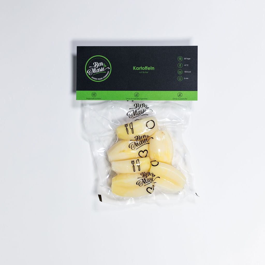 Kartoffeln mit Butter im Plastikbeutel