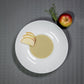 Pastinaken-Apfel Suppe in einem Suppenteller angerichtet