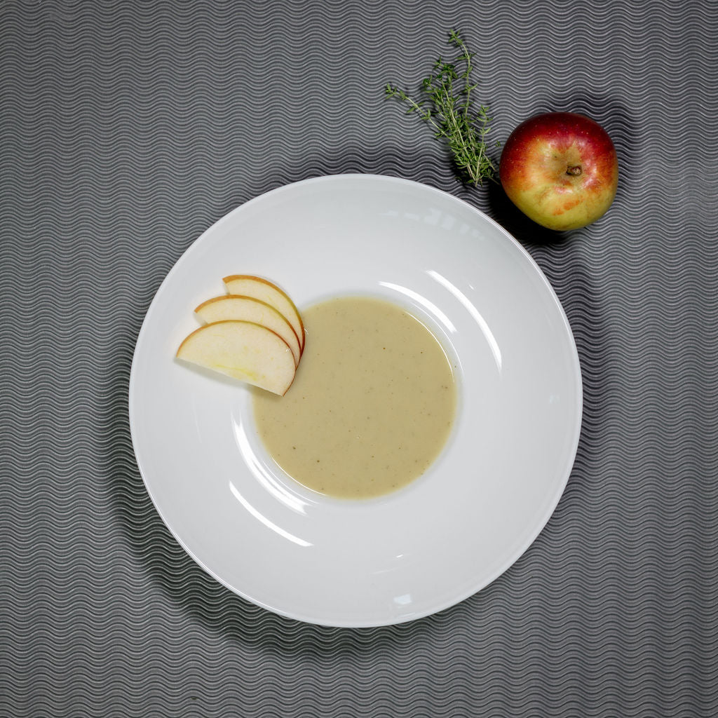 Pastinaken-Apfel Suppe in einem Suppenteller angerichtet